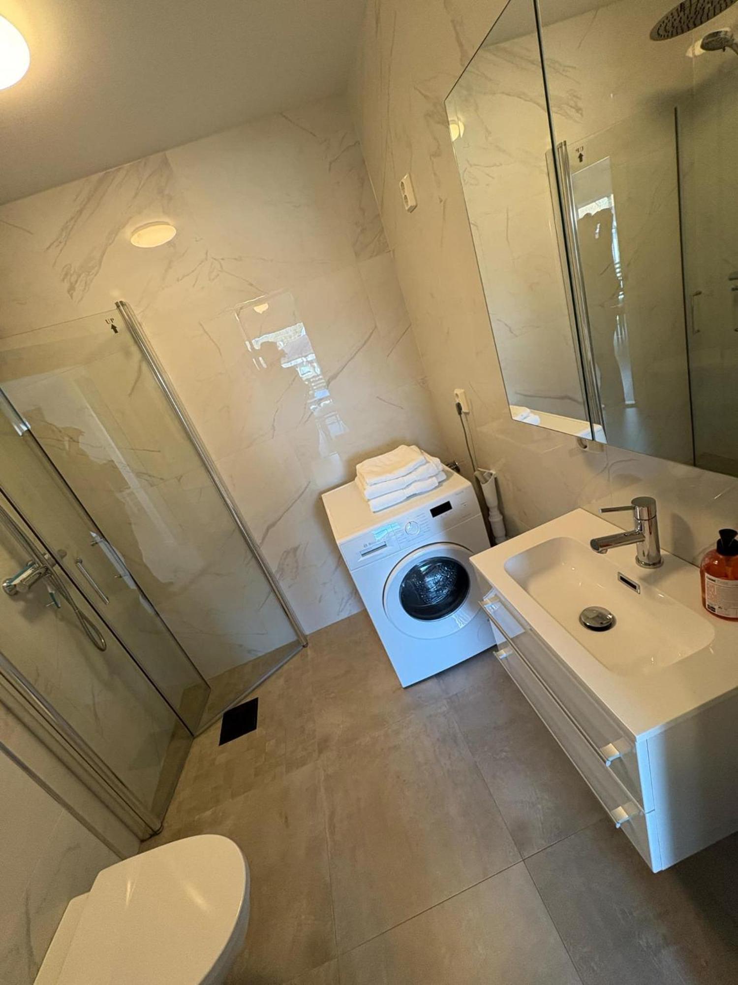 Lisas Apartment, Private New 1 Bedroom And 1 Living Room With Sofa Bed And Big Windows, Share With Nobody *