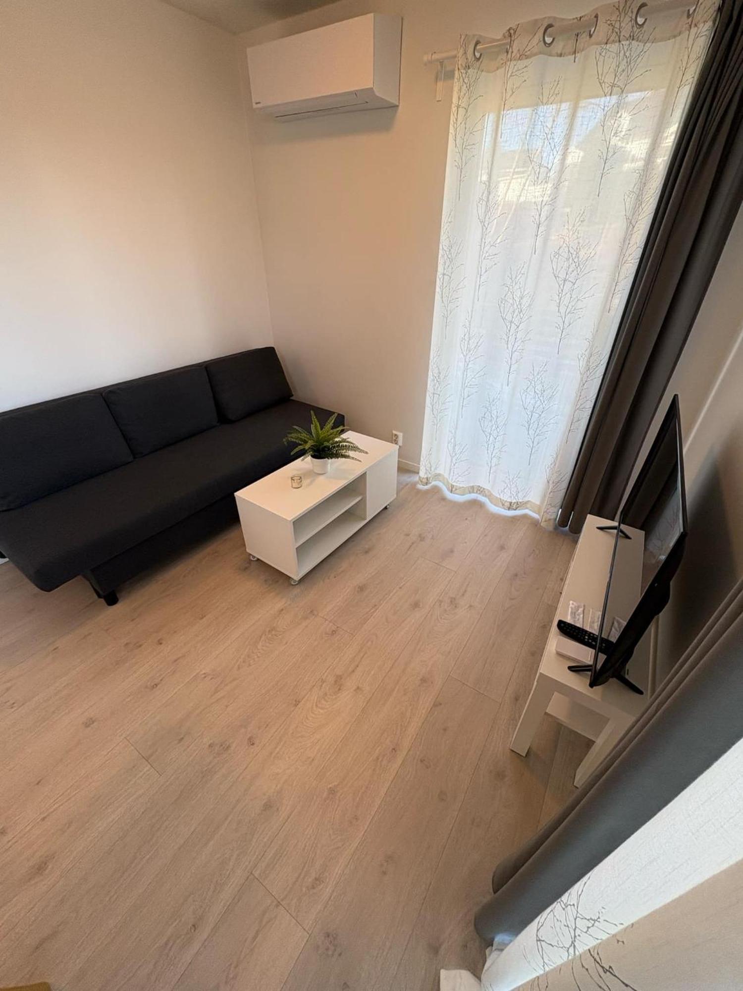 Appartamento Lisas Apartment, Private New 1 Bedroom And 1 Living Room With Sofa Bed And Big Windows, Share With Nobody *